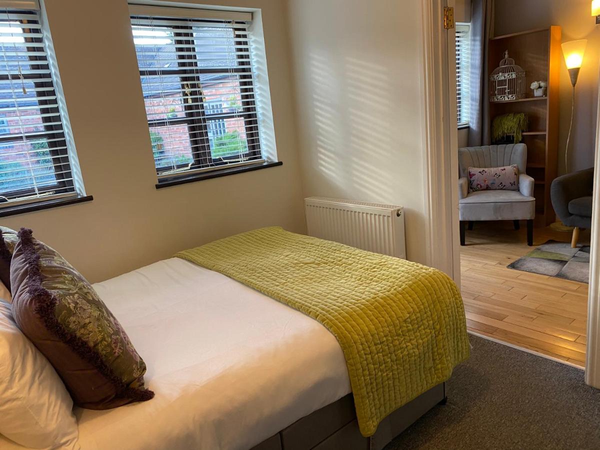 The Snug Villa Coventry Bagian luar foto