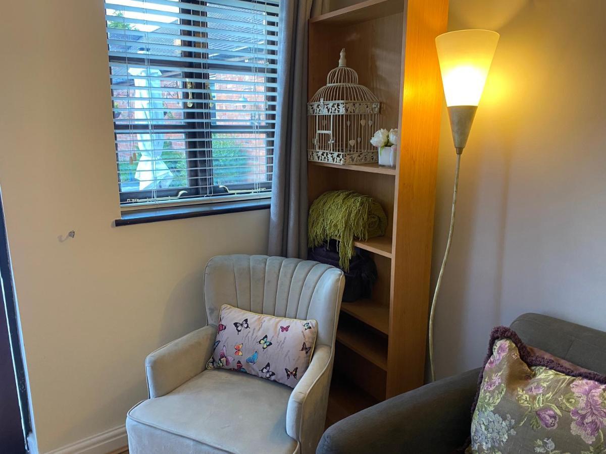 The Snug Villa Coventry Bagian luar foto